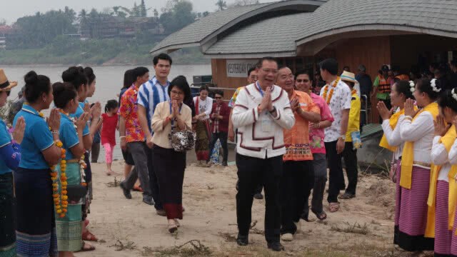 มหาสงกรานต์กลางเกาะกลางแม่น้ำโขง สบายดีปีใหม่ไทย-ลาว