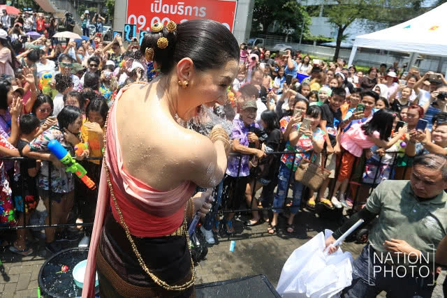 (ภาพชุด) แม่หญิงการะเกด เล่นน้ำสงกรานต์ งานบิ๊กซี เชื่อมสุขรับสงกรานต์