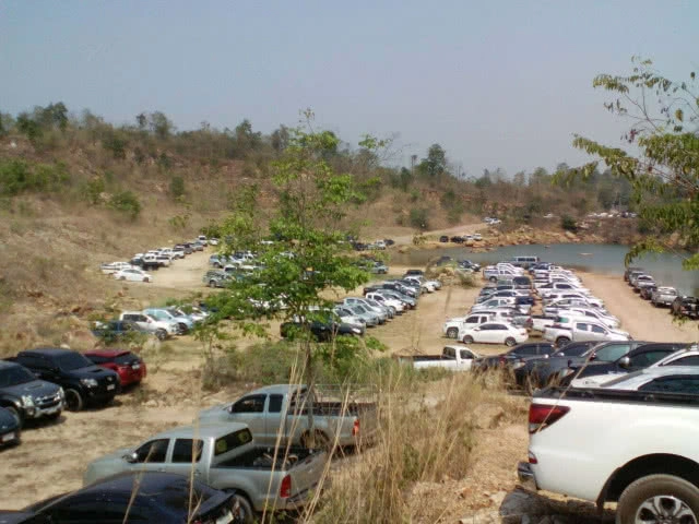 นทท.ครึ่งแสน แห่แอ่วจุดเล่นน้ำท้ายเขื่อนแควน้อยบำรุงแดน