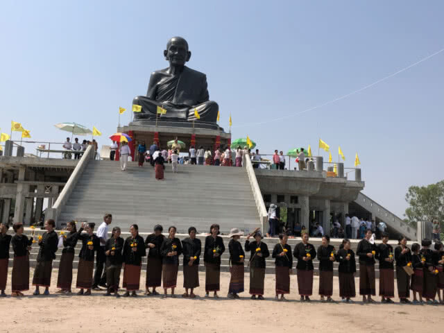 แห่มาร่วมทำบุญทอดผ้าป่า สร้างองค์ปู่มุมใหญ่ที่สุดในโลก