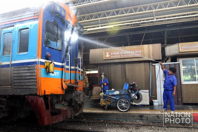 พนักงานคาร์แคร์รถไฟ