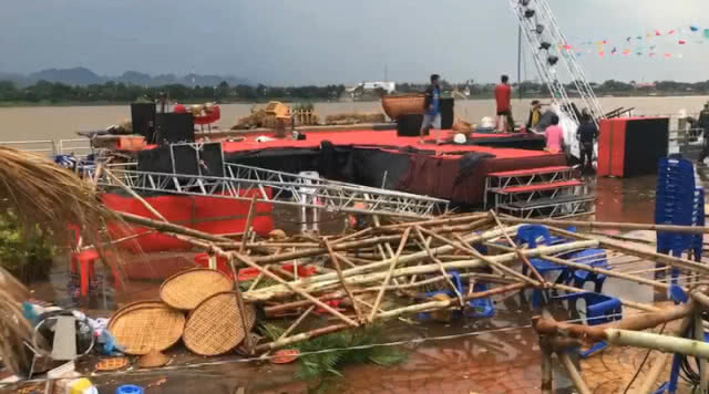 "พายุฤดูร้อนถล่ม" ถนนข้าวปุ้นพังยับ