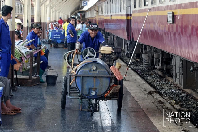 พนักงานคาร์แคร์รถไฟ