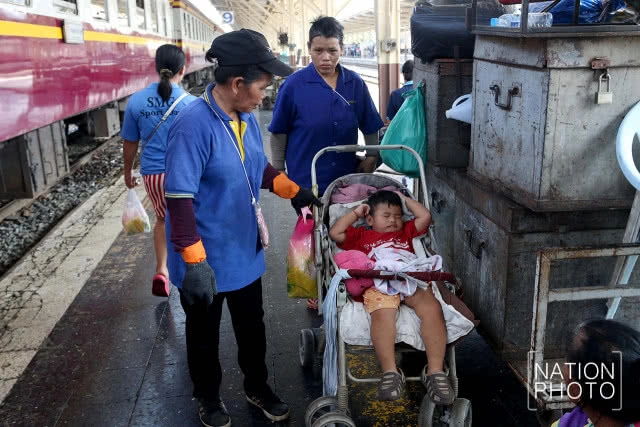 พนักงานคาร์แคร์รถไฟ