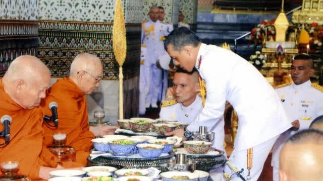 สมเด็จพระเจ้าอยู่หัว ทรงบำเพ็ญพระราชกุศลพระราชพิธีสงกรานต์ 2561