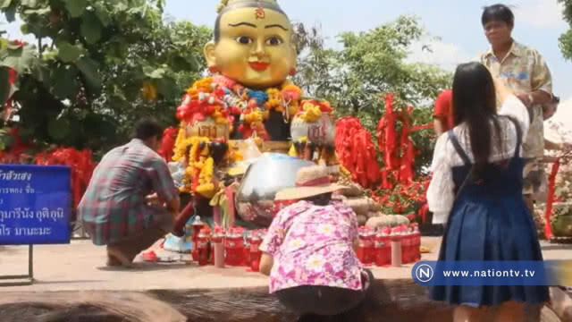 (คลิปข่าว) แห่สรงน้ำฤาษีเณร พร้อมส่องอ่างน้ำมนต์ขอโชค