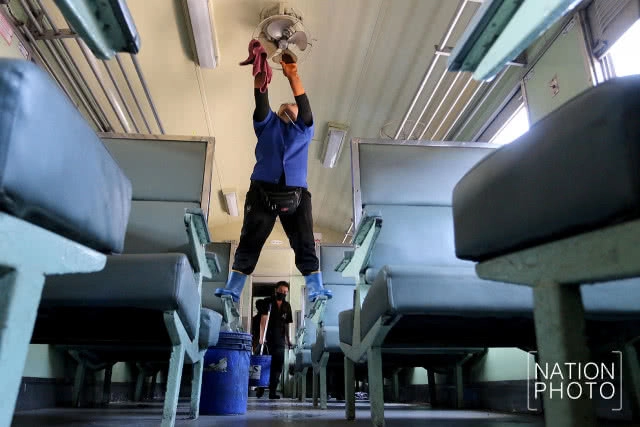 พนักงานคาร์แคร์รถไฟ