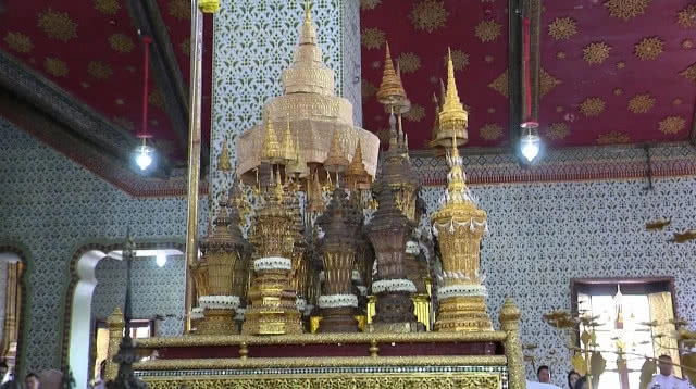 สมเด็จพระเจ้าอยู่หัว ทรงบำเพ็ญพระราชกุศลพระราชพิธีสงกรานต์ 2561