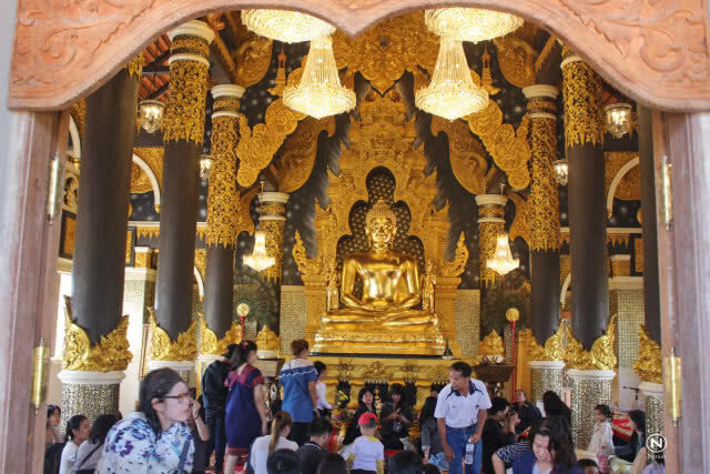 ชาวลำปางแห่ทำบุญ "วันพญาวัน"