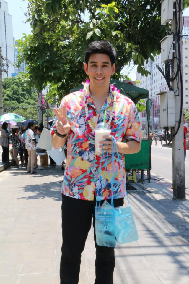 "ฟิล์ม-อั๋น" นำทีมนักแสดง "ถิ่นผู้ดี" เล่นน้ำสงกรานต์
