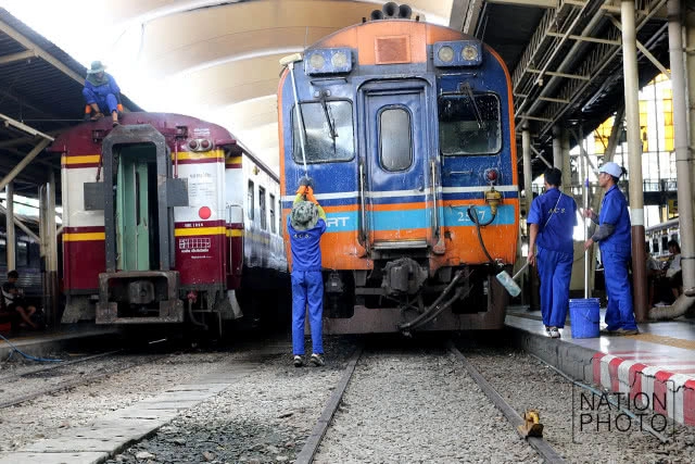 พนักงานคาร์แคร์รถไฟ