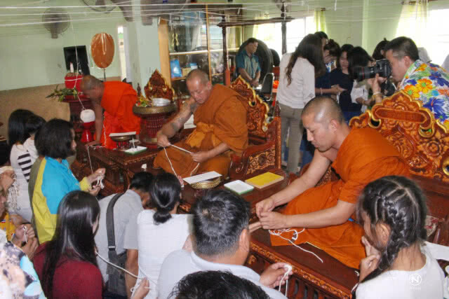 ชาวลำปางแห่ทำบุญ "วันพญาวัน"