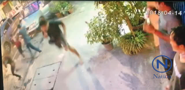 (คลิปข่าว) วัยรุ่นสุดงง!
ขอปะแป้งดีดี กลับถูกไล่ฟัน
ก่อนตามมายิง 6 นัดซ้อน!