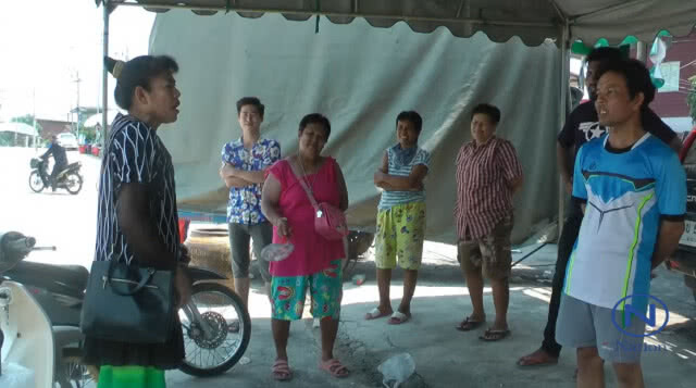 ป้าชุดไทยฉุนจัด!
ยืนด่า ทหาร-ตำรวจ ปิดถนน"ข้าวตัง"
ห้ามรถเข้าเล่น "สงกรานต์"จนไม่ได้"ขายของ"