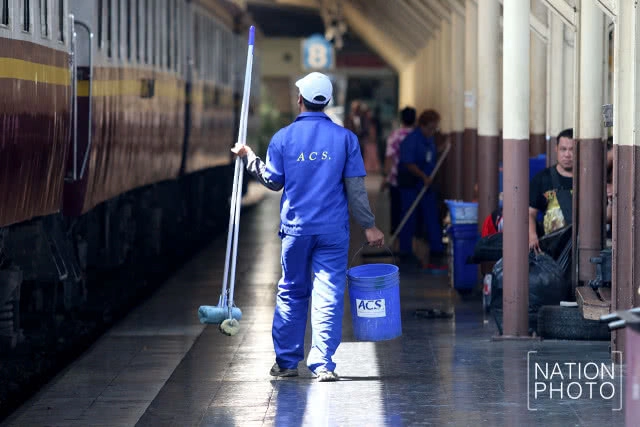 พนักงานคาร์แคร์รถไฟ