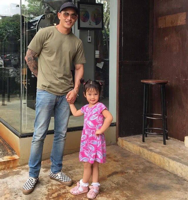 "มิ้น ชาลิดา" นุ่งบิกีนี อวดหุ่นแซ่บ
ยันไม่รู้เรื่อง"แอฟ" ให้ของวันเกิด สงกรานต์