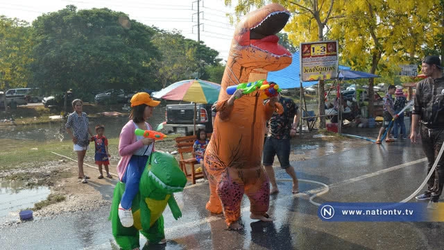 สงกรานต์ "ถนนข้าวสุก" วันสุดท้ายสุดคึกคัก