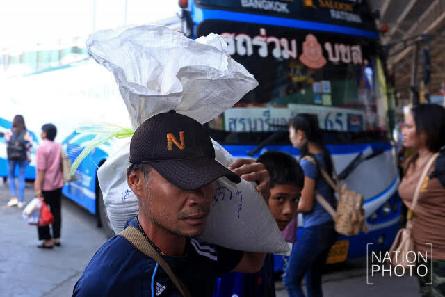 (ภาพชุด) "หมอชิต" ประชาชนเริ่มทยอยเดินทางกลับเข้ากรุงเทพฯ หลังเที่ยวสงกรานต์