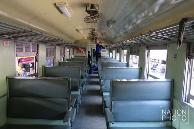 พนักงานคาร์แคร์รถไฟ