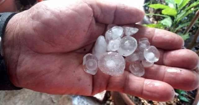 (คลิปข่าว) พายุ"ลูกเห็บ"ถล่ม 3 หมู่บ้าน อ.บ้านผือ