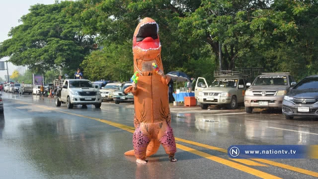 สงกรานต์ "ถนนข้าวสุก" วันสุดท้ายสุดคึกคัก
