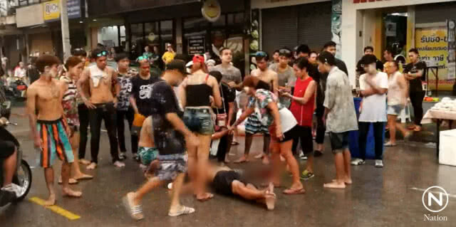 ตร.เปิดคลิปล่า! โจ๋รุมสกรัมวัยรุ่นเล่นน้ำสงกรานต์เจ็บสาหัส