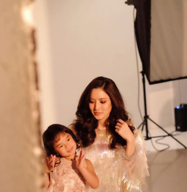 "มิ้น ชาลิดา" นุ่งบิกีนี อวดหุ่นแซ่บ
ยันไม่รู้เรื่อง"แอฟ" ให้ของวันเกิด สงกรานต์