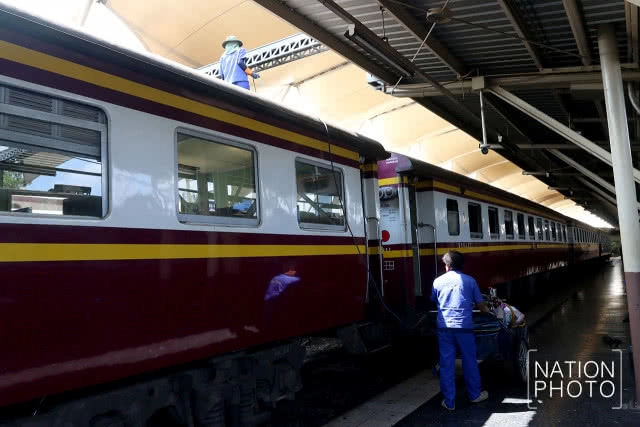 พนักงานคาร์แคร์รถไฟ