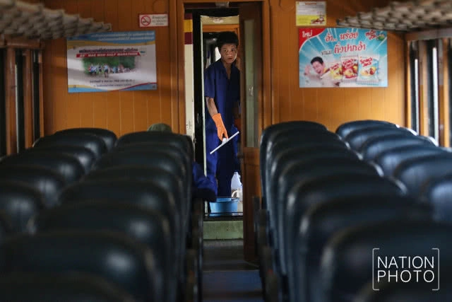 พนักงานคาร์แคร์รถไฟ