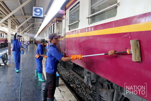 พนักงานคาร์แคร์รถไฟ