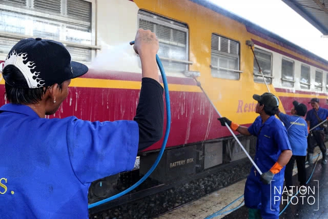 พนักงานคาร์แคร์รถไฟ