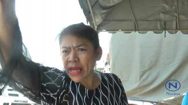 ป้าชุดไทยฉุนจัด!
ยืนด่า ทหาร-ตำรวจ ปิดถนน"ข้าวตัง"
ห้ามรถเข้าเล่น "สงกรานต์"จนไม่ได้"ขายของ"