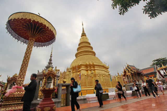 ชาวลำปางแห่ทำบุญ "วันพญาวัน"