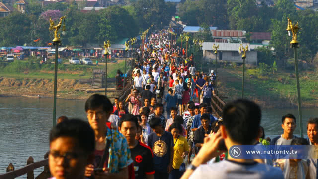 คึกคัก! สังขละบุรี นทท.ใส่บาตรสะพานมอญ