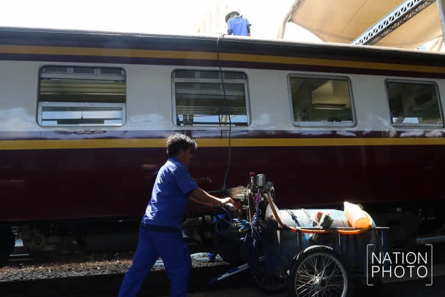 พนักงานคาร์แคร์รถไฟ