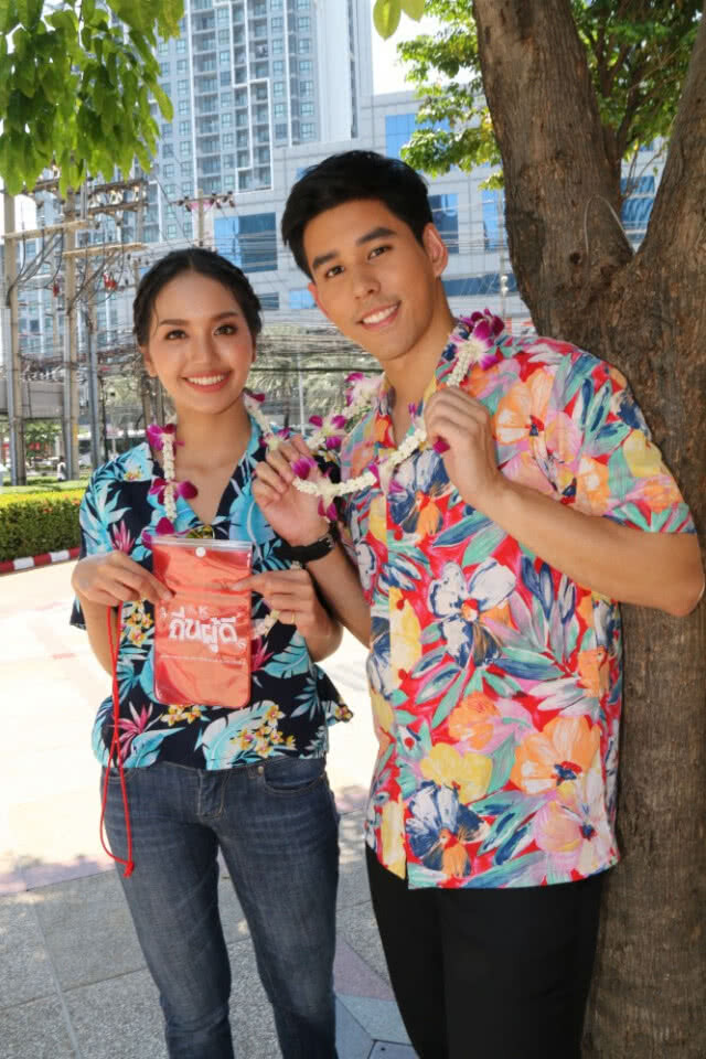 "ฟิล์ม-อั๋น" นำทีมนักแสดง "ถิ่นผู้ดี" เล่นน้ำสงกรานต์