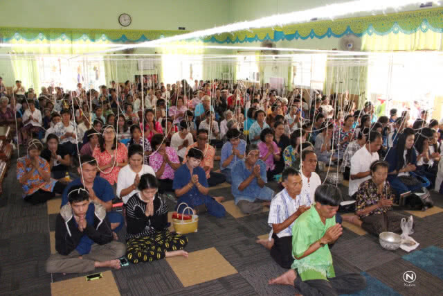 ชาวลำปางแห่ทำบุญ "วันพญาวัน"