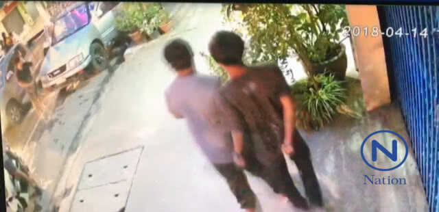 (คลิปข่าว) วัยรุ่นสุดงง!
ขอปะแป้งดีดี กลับถูกไล่ฟัน
ก่อนตามมายิง 6 นัดซ้อน!