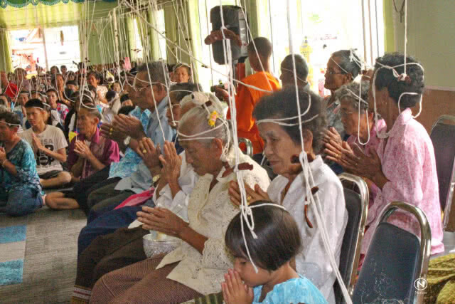 ชาวลำปางแห่ทำบุญ "วันพญาวัน"