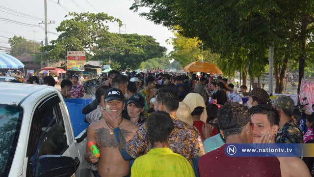 สงกรานต์ "ถนนข้าวสุก" วันสุดท้ายสุดคึกคัก