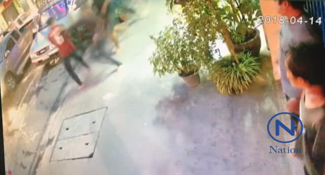 (คลิปข่าว) วัยรุ่นสุดงง!
ขอปะแป้งดีดี กลับถูกไล่ฟัน
ก่อนตามมายิง 6 นัดซ้อน!