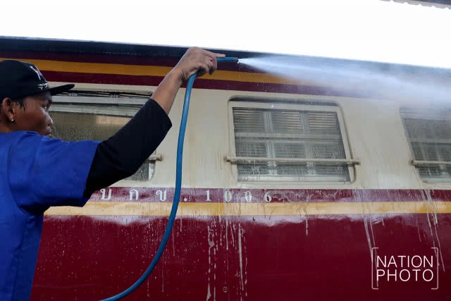 พนักงานคาร์แคร์รถไฟ