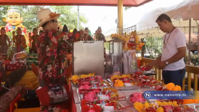 (คลิปข่าว) แห่สรงน้ำฤาษีเณร พร้อมส่องอ่างน้ำมนต์ขอโชค