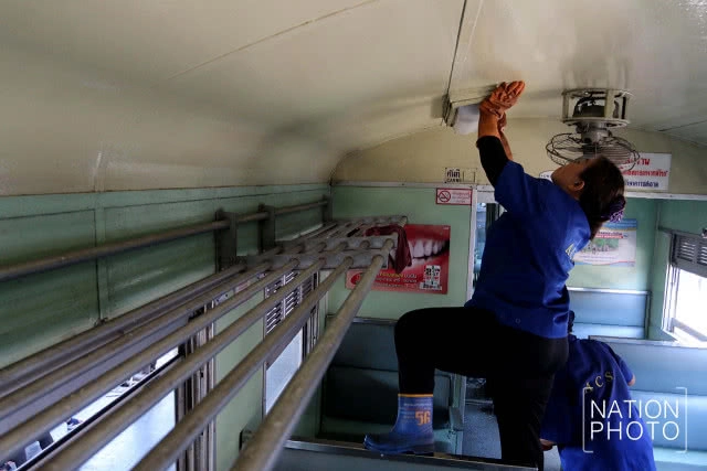 พนักงานคาร์แคร์รถไฟ