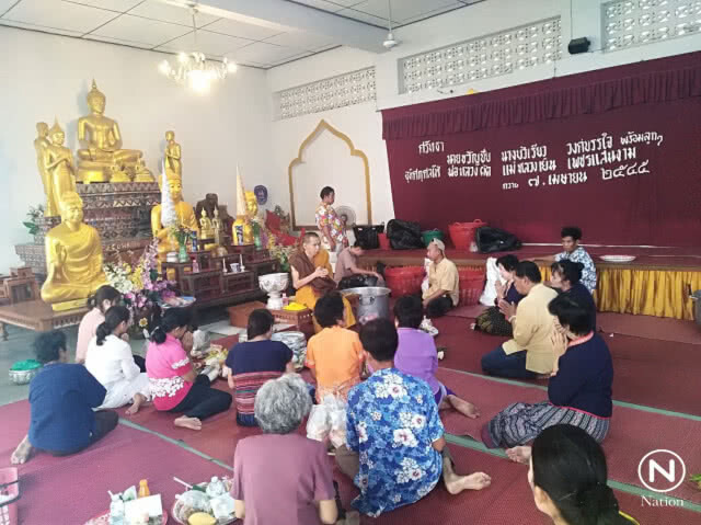 ชาวลำปางแห่ทำบุญ "วันพญาวัน"