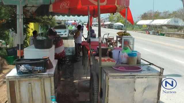 ป้าชุดไทยฉุนจัด!
ยืนด่า ทหาร-ตำรวจ ปิดถนน"ข้าวตัง"
ห้ามรถเข้าเล่น "สงกรานต์"จนไม่ได้"ขายของ"