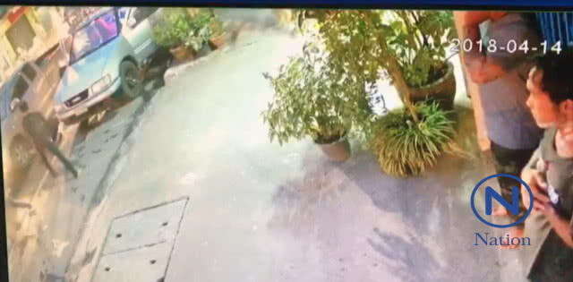 (คลิปข่าว) วัยรุ่นสุดงง!
ขอปะแป้งดีดี กลับถูกไล่ฟัน
ก่อนตามมายิง 6 นัดซ้อน!