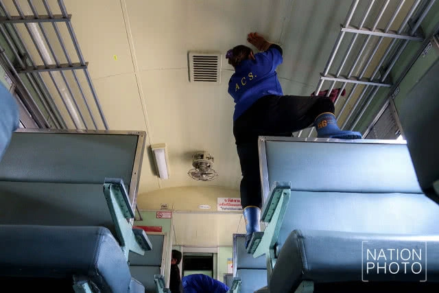 พนักงานคาร์แคร์รถไฟ