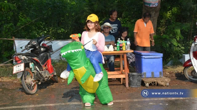 สงกรานต์ "ถนนข้าวสุก" วันสุดท้ายสุดคึกคัก