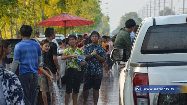 สงกรานต์ "ถนนข้าวสุก" วันสุดท้ายสุดคึกคัก